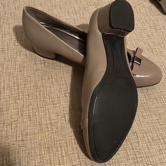 🦋 Easy Spirit tan nude low heel pump with bow. Size 7 - Picture 9 of 10